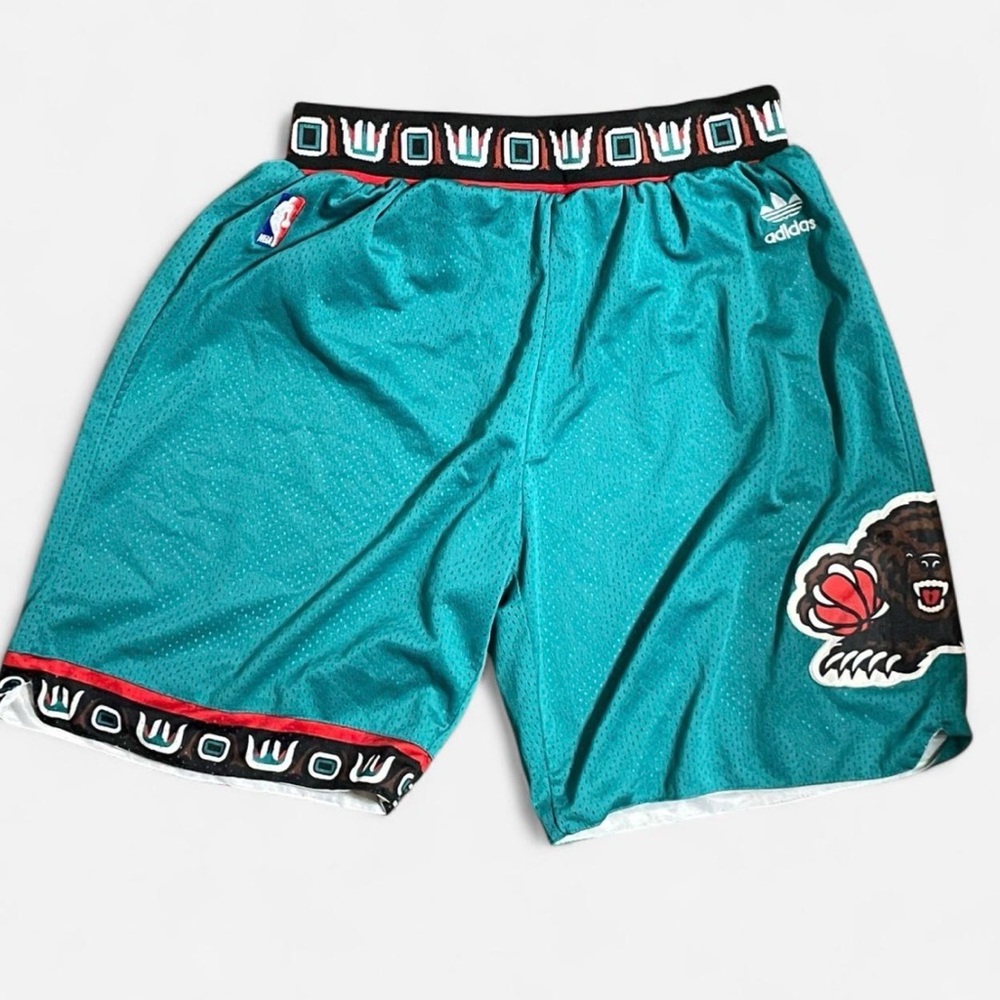 VINTAGE Vancouver Grizzlies Adidas XL Shorts
